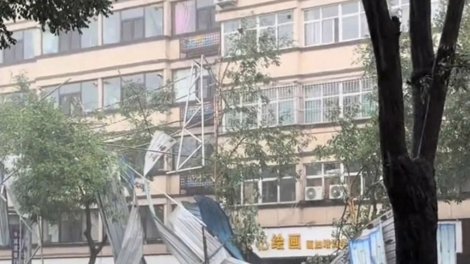 山西大风吹落房屋顶部彩钢板多车被砸热搜配图